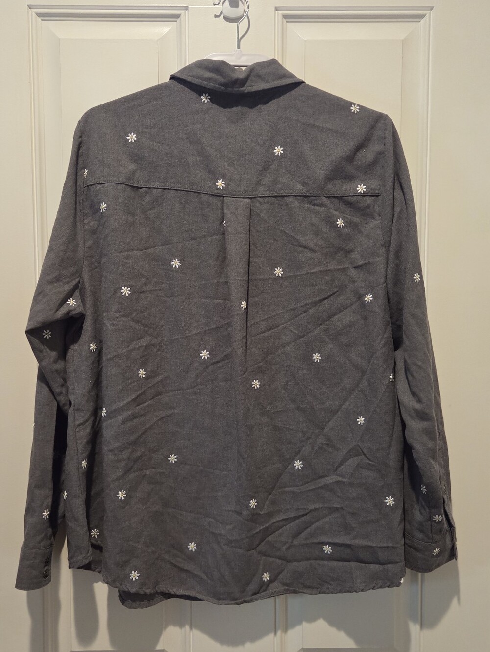 Torrid Gray Long Sleeve Embroidered Daisies Button Down Shirt Size 2/2X - Picture 2 of 6